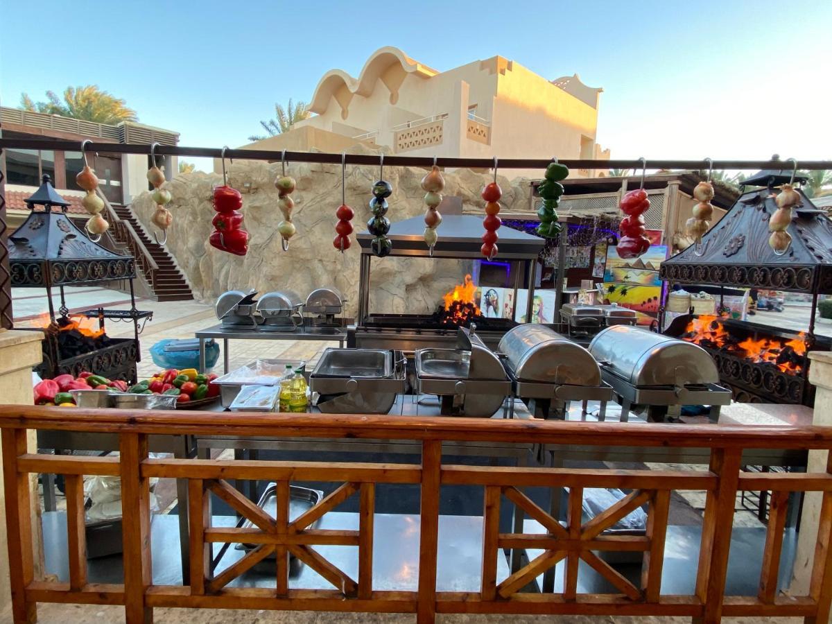 Sharm Grand Plaza Resort - Families And Couples Only Esterno foto A buffet at a hotel in Egypt